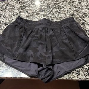 Camo Lululemon hotty hot low rise lined short 2.5”